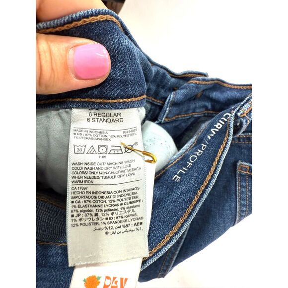 Old Navy	curvy bermuda short - medium dark wash - Picture 6 of 6